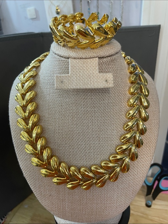 Jewelry - Gold Leaf Chain Necklace & Bracelet Set Fold over clasp Ncklce 18”L, Braclt 6.5